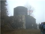 Goli vrh (962) in Rupnikova linija Impozantna grda stavba (bunker), del Rupnikove linije